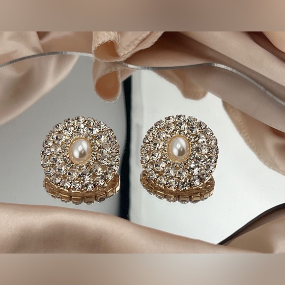 Vintage-Inspired Pearl & Crystal Clip-On Earrings - Picture 4 of 9